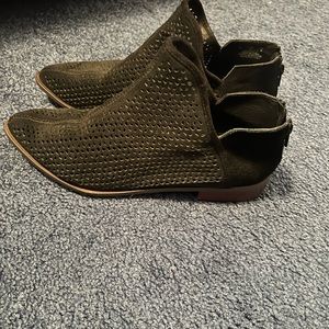 Kensie Brooklyn Booties, black size 9. Hardly worn, comfortable boots.